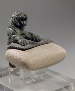 Lion tenant une tablette de fondation hourrite, vers 2150 av. J.-C. - Unbekannt