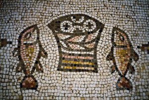 Pains et poissons, mosaïque dans l