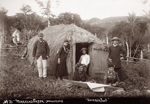 Fabrication de Tappa, un tissu indigène, vers 1875 - Unbekannt
