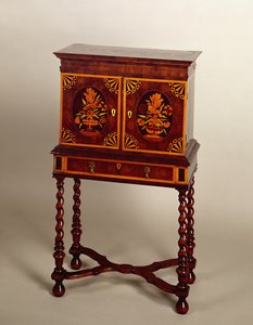 Cabinet en marqueterie sur pied, plaqué de noyer, fin du XVIIe siècle - Unbekannt