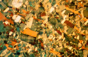 Micrographies (Lumière) Oxyde de cuivre yttrium-baryum, micrographie en lumière