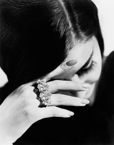 Mannequin portant une bague réalisée par le bijoutier Giulio Veronesi, Bologne (photo n/b) - Unbekannter Künstler