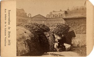 Municipalité de Paris (1871) : deux communards posant près des débris de la colonne tombée de la Place Vendôme à Paris. Photographie anonyme. Dim. 10,5x6,4 cm