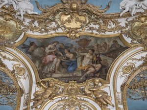 Nymphes offrant des fleurs à Psyché sur le seuil du Palais de l