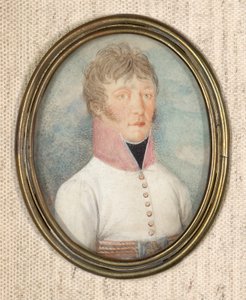 Officier en manteau blanc avec col rose