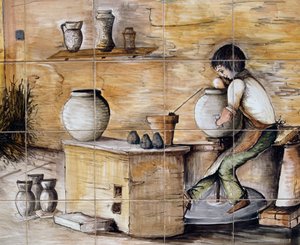 Panneau en majolique peint représentant une scène de fabrication de poterie, fabriqué à la main par Ceramiche Desuir, Santo Stefano di Camastra, Sicile, Italie, Détail