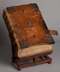 Musée paroissial. Missel en latin. Fermé. Gravures de Joachim Ballester. Papier et cuir. 18ème siècle. - Unbekannt