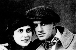 Portrait de Lili Brik (1891-1978) et Vladimir Maïakovski (Majakovskij ou Maïakovski) (1893-1930) vers 1915 Photographie - Unbekannt