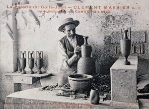 Carte postale avec Clement Massier (1844-1917), maître potier de la Poterie de Golf-Juan au travail dans son atelier, France, 20e siècle - William M. Timlin