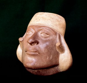 Art précolombien, civilisation mochica : vase en terre cuite représentant la tête d