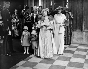 La reine Elizabeth et les princesses quittant la cathédrale Saint-Paul, 6 mai 1935 - Unbekannt