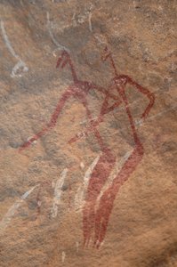 Art rupestre, Préhistoire : Peinture rupestre de deux personnages longilignes dans un abri orné dans les montagnes de l