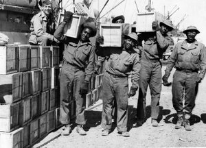 Seconde Guerre mondiale (1939-1945) : Moyen-Orient avril 1943 : Dans un port, des membres d