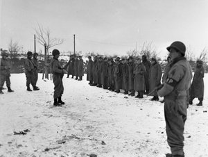 Seconde Guerre mondiale (1939-1945) : Près de Bastogne (Belgique) 28 décembre 1944 : Soldats allemands capturés par la 6e DB américaine