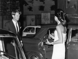 Sénateur Robert Kennedy avec sa femme. Via Veneto. Rome. 1966. - Unbekannt