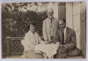 Sigmund Freud et Horace W. et Anjelika Frink, vers 1920 (photo n/b) - Unbekannt
