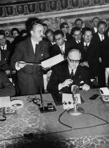 Signature du Traité de Rome (Marché commun) Voici Christian Pineau, Ministre français des Affaires étrangères. 26 mars - Unbekannt