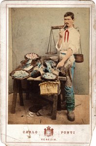 Petits métiers : portrait de poissonnier, près de son étal de poissons, Venise. 19e siècle - Unbekannt