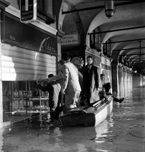 Place Saint-Marc pendant les inondations à Venise (phénomène de l