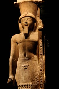 Statue du pharaon Séthi II (Seti ou Sety) (1200-1194 av. J.-C.) de la 19e dynastie en grès rose, portant un sceptre avec le symbole du dieu Amon, Musée égyptien de Turin. - Unknown