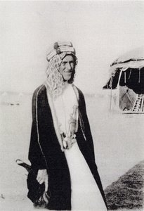 T. E. Lawrence en tenue arabe