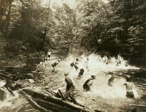 Le vieux trou de baignade, États-Unis, vers 1920 (photo n/b) - William M. Timlin