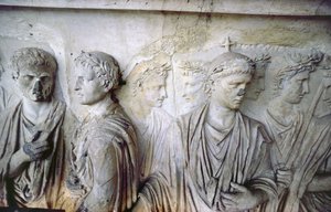 La façade arrière, détail de la décoration en relief antique (certaines pièces de l