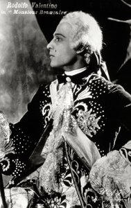 Le célèbre acteur de cinéma muet Rodolfo Valentino en costume de scène élaboré de style XVIIIe siècle pour le film 