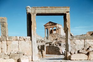 Tunisie, Dougga, ruines romaines du Capitole vues à travers le portail Dar el Acheb