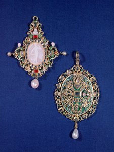 Deux bijoux pendentifs de la Renaissance
