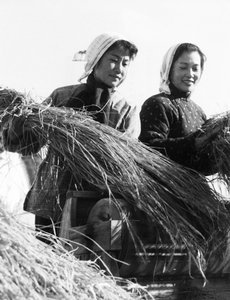 Deux actrices travaillant à la commune populaire de Machiao