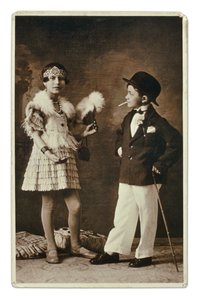Deux enfants habillés en adultes selon la mode des années 1920, la petite fille porte une tenue pour le Charleston, et lui en costume, chapeau melon et cigarette. Photographie - Unbekannter Künstler