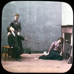 Deux femmes et un garçon devant la cheminée, vers 1895 - Unbekannt