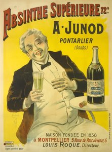 Un homme assis à une terrasse de bistrot éclate de rire en buvant un verre d