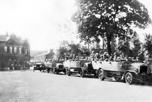 Royaume-Uni : Une ligne de charabancs dans le centre-ville. Poynton, Cheshire, vers 1925 - Unbekannt