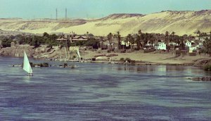 Vue sur le Nil avec bateau Faluka Égypte, vers 1979