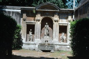 Vue du jardin, détail de la fontaine avec sarcophage romain et statuaire - Unbekannt