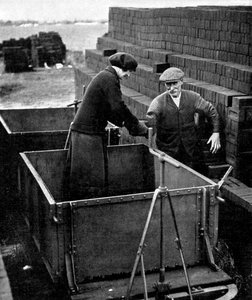 Femme fabricante de briques pendant la Première Guerre mondiale - Unbekannter Künstler