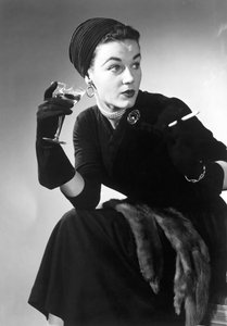 Femme en tenue de soirée avec cocktail et cigarette - Unbekannt