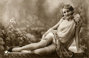 Femme en robe légère, vers début 1900 (carte postale) - Alec Hunter