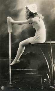 Femme en chemise de nuit, c. début 1900 (carte postale) - Alec Hunter