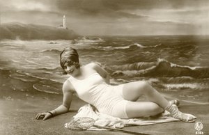 Femme en maillot de bain, vers début 1900 (carte postale)
