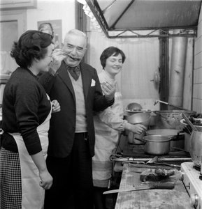 Écrivain GIOVANNI COMISSO dans sa maison à TREVISO (il goûte un plat dans la cuisine) - 1962