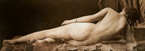 Jeune femme nue vue de dos, allongée sur une peau d
