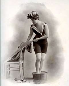 Jeune femme en maillot de bain (de la Belle Époque) prenant un bain de pieds, vers 1900 (photo n/b) - Unbekannter Künstler