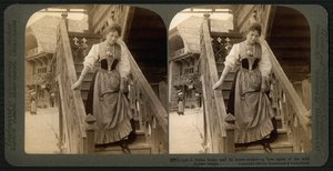Carte stéréoscopique représentant une jeune femme suisse en costume traditionnel, vers 1900