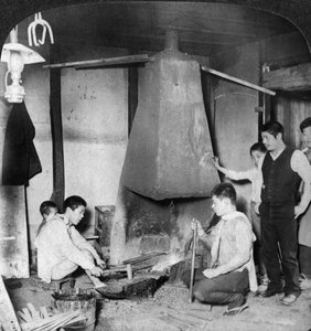 Un forgeron japonais à son forge, Yokohama, Japon, 1904 - Underwood and Underwood