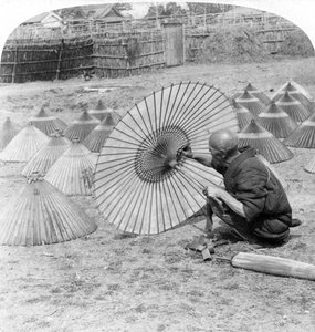 Un fabricant de parapluies japonais, Kobe, Japon, 1896 - Underwood and Underwood