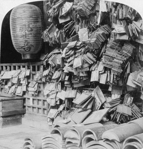 Un paquet de prières bouddhistes, Chine, 1896 - Underwood and Underwood