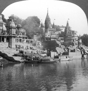Un ghat en feu sur le Gange à Bénarès Varanasi, Inde, années 1900 - Underwood and Underwood